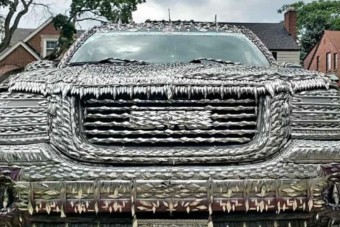 Az ezüstpikkelyes tuning GMC látványára nem készít fel semmi