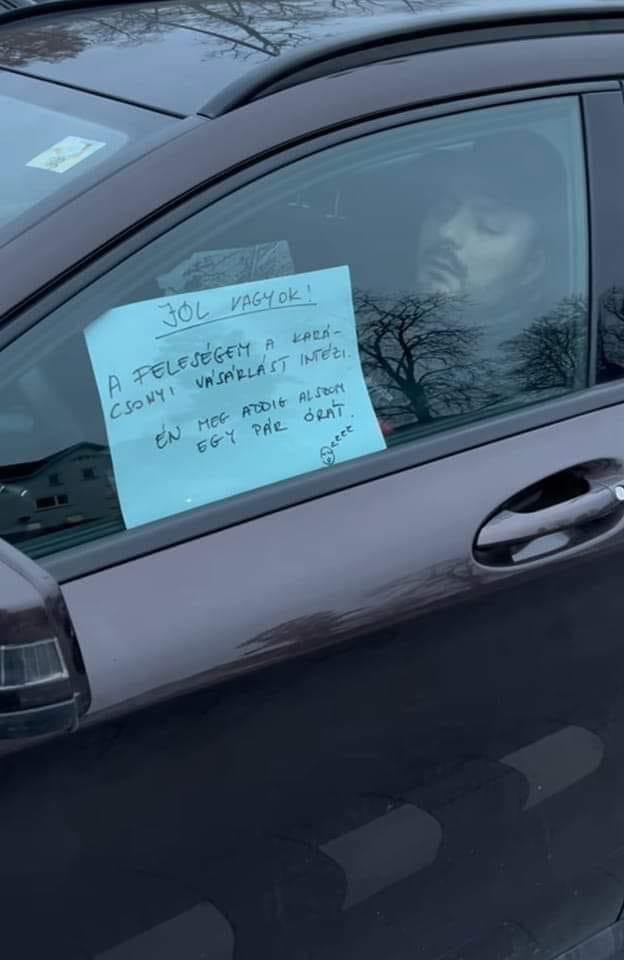 A karácsonyi ünnepek szelleme rövid üzenetbe sűrítve egy hazai autó ablakán 1