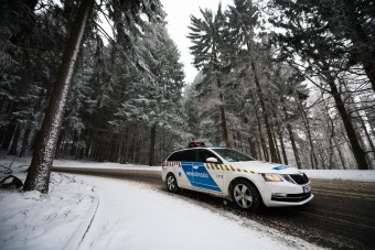 Így lepi be az utakat és az autókat az idei első nagyobb havazás