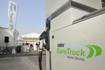 Külön kút nyílt buszok és teherautók számára