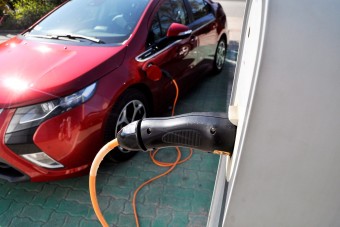 Kiszámolták, mennyit bukhatnak télen a villanyautósok