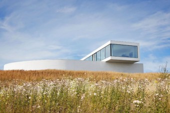 Modern luxusház ami tulajdonképpen egy hatalmas garázs