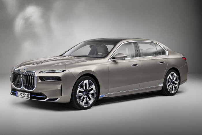 Lenyomja a Mercit és lekerül a tiltólistákról a BMW? 7