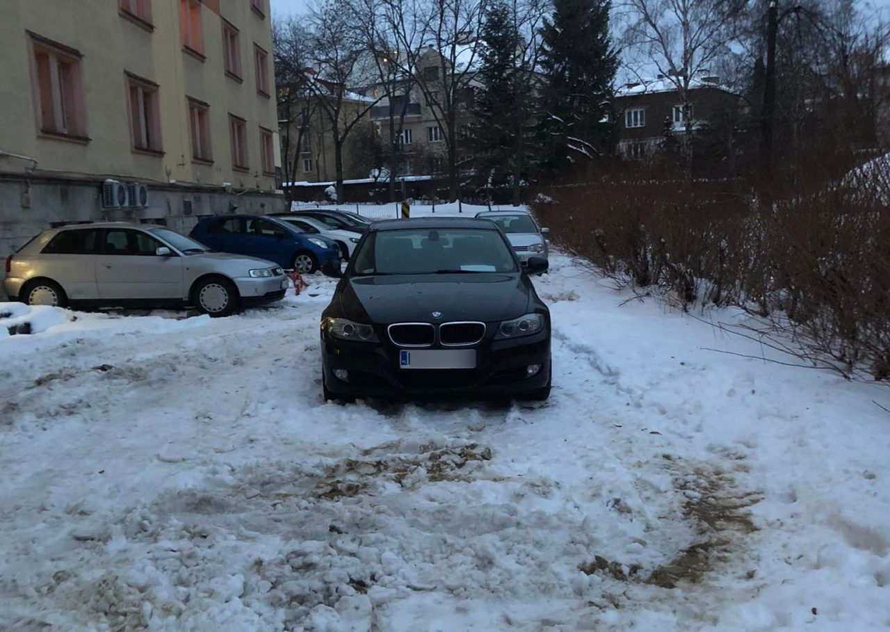 Napokig blokkolta a fél parkolót egy autós, az okát cetlire írva hagyta meg 1