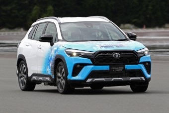 Versenyautó motorja hajtja ezt a családi Toyotát