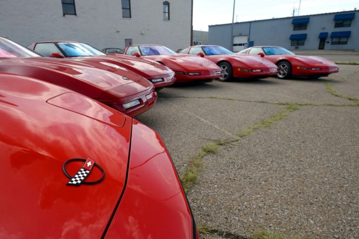 15 egyforma piros autót vett, most eladta mindet