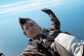 Szabadesésben kívánt kellemes ünnepeket Tom Cruise