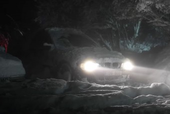 Nézz idős dízelautókat, ahogy nyakig hóban, -10 fokban indítják őket