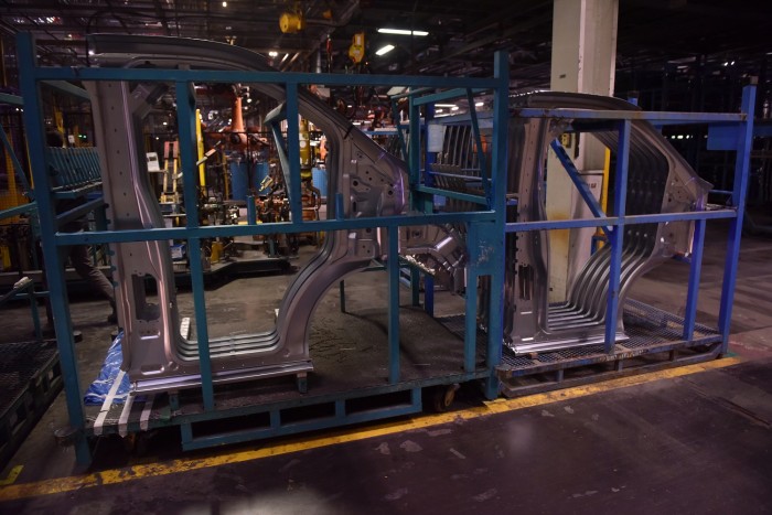 Nők is részt vesznek ezen furgonok gyártásában 7