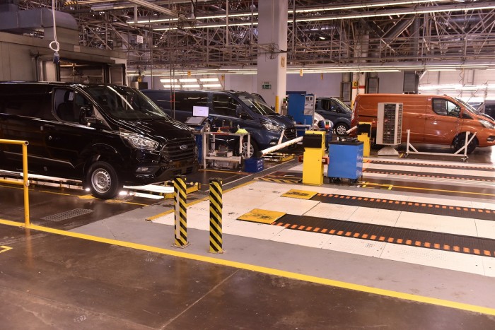 Nők is részt vesznek ezen furgonok gyártásában 8