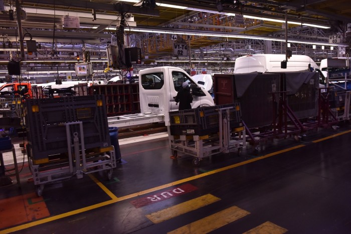 Nők is részt vesznek ezen furgonok gyártásában 9