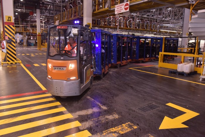 Nők is részt vesznek ezen furgonok gyártásában 12