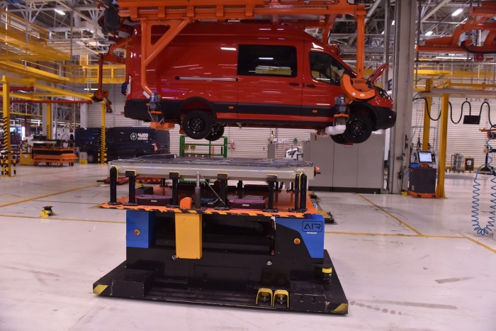 Nők is részt vesznek ezen furgonok gyártásában 10