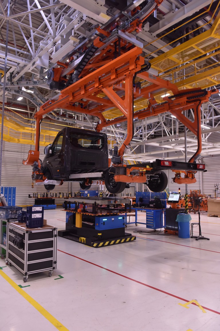 Nők is részt vesznek ezen furgonok gyártásában 11