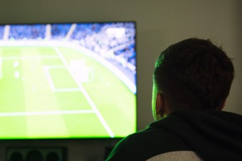 Annyit nézte a foci-vb-t, hogy lebénult az arca