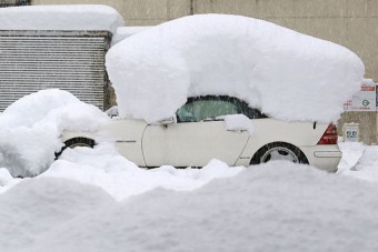 Közel 2 méteres hó Japánban, autósok százai ragadtak az autópályán