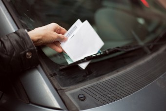 Hamis parkolási bírságokkal vert át autósokat egy tizenéves