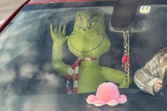 Lekapcsolták a rendőrök a felfújható grinccsel trükköző autóst