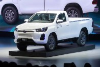 Villanymotort kaphat a Toyota Hilux 10