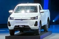 Villanymotort kaphat a Toyota Hilux 11