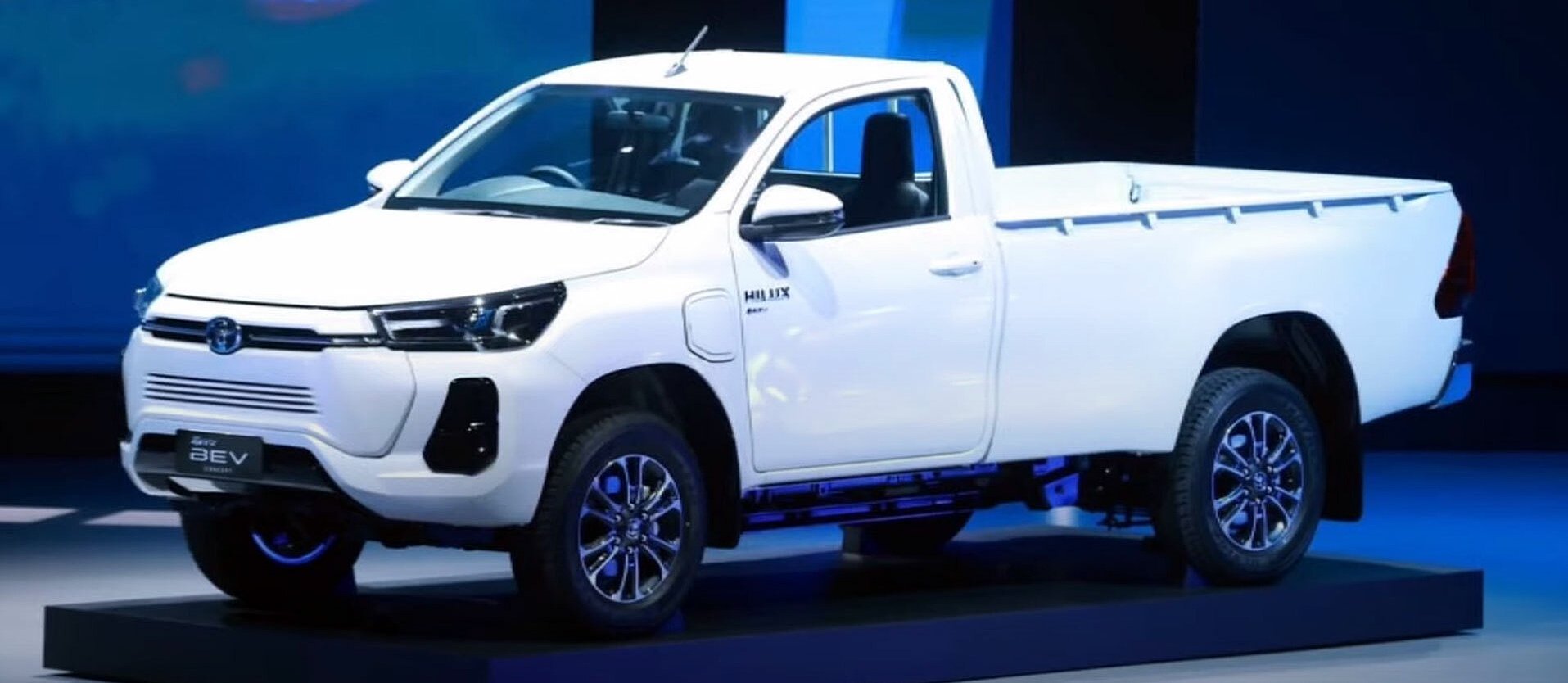 Villanymotort kaphat a Toyota Hilux 7