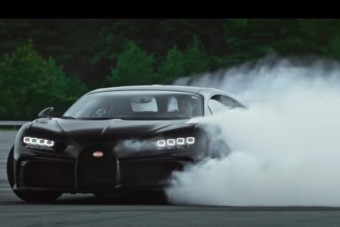 Csodás látvány a négy kerékkel keresztbe csúszó Bugatti