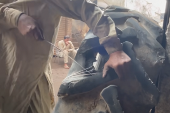 Így is lehet: varrással javítja a leselejtezett gumit az öreg szaki