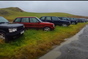 Tömegével állnak luxusterepjárók egy kihalt mezőn