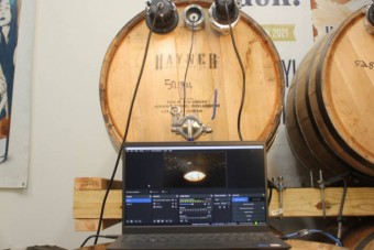 Élőben közvetíti egy főzőüzem, ahogy a hordókban érik a whiskey