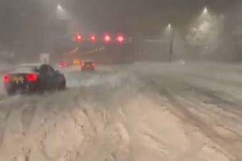 Totális káosz és szenvedő autósok a hóvihar miatt Angliában