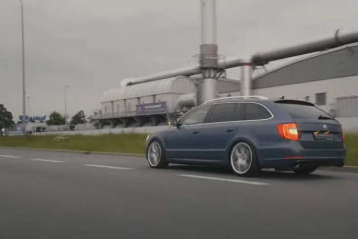 Átlagos flottás Škodának tűnik, de a legkomolyabb BMW-vel is felveszi a versenyt