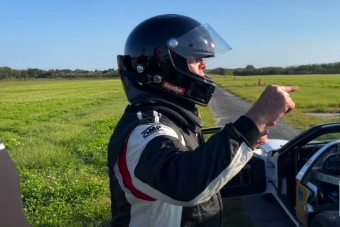 Amikor fél kézzel vezetve, 500 km/óránál kezd elfogyni a kifutópálya