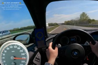 Bűnös élvezet a kibelezett kipufogóval üvöltő BMW a német autópályán