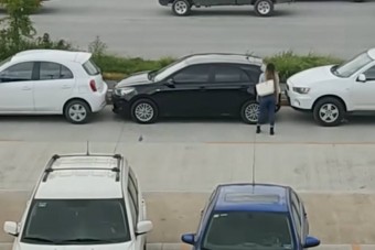Röhögés helyett csodálni fogod, ahogy ez a hölgy parkol
