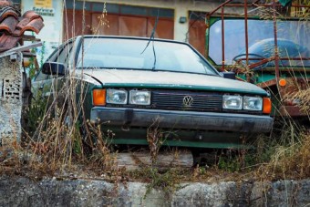 Szívszorító fotók Kelet-Európa elhagyott autóroncsairól