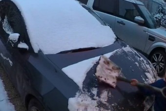 Az apa nem tudta mitől karcos az autó amíg meg nem látta a hóhányó fiát