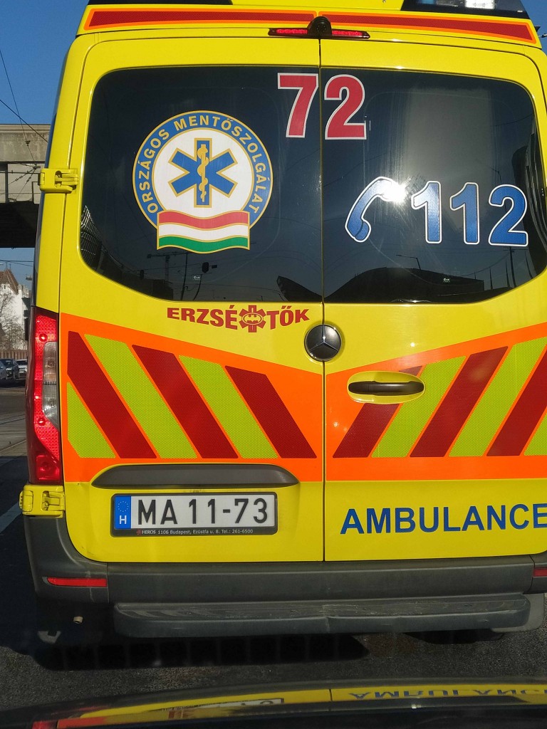 Egy pesti mentőre ragasztották 2022 legjobb matricáját 1