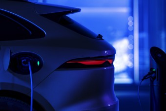 Nagyobb akkut kap a konnektoros hibrid Jaguar