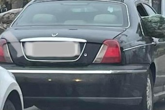 Tatabányán fotózták le a karácsonyfa-szállítás mesterét