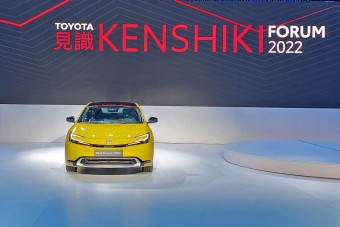 Ingyen tankolható és 2 mp alatt gyorsuló Toyota