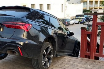 Gyaloghídon akart átkelni a luxusautóval, majdnem sikerült is neki