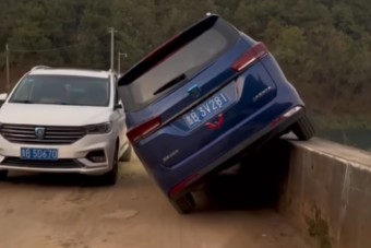 Meredek helyzetekben sem ismernek lehetetlent ezek a kínai sofőrök