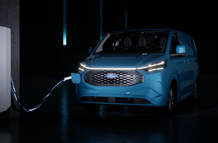 Nők is részt vesznek ezen furgonok gyártásában 13