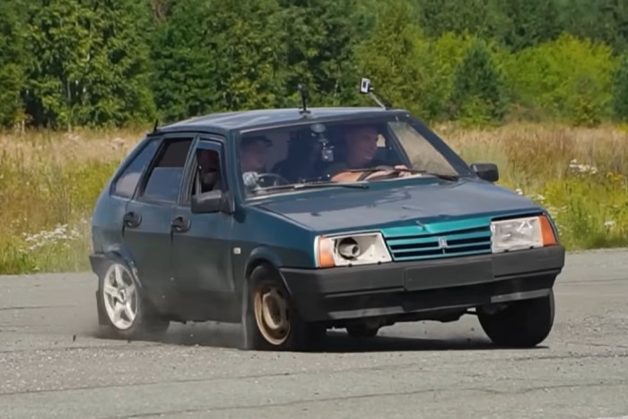 Mindenki részegnek tűnik, aki ezt a Ladát vezeti