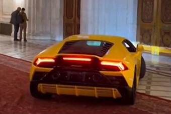 Lamborghinivel álltak be a román parlamentbe