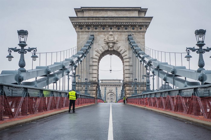 Szabad az út a Lánchídon, de nem mindenki mehet át rajta