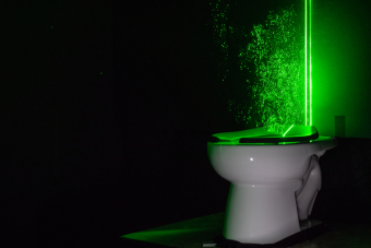 Ezért fontos lecsukni a WC tetejét, amikor lehúzod