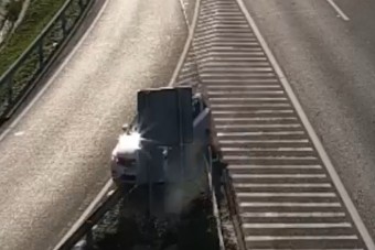 A belső sávból akart lehajtani az M30-asról, nagyon nem sikerült neki