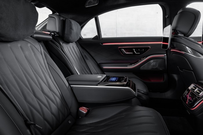 Luxussportautót mutatott be a Mercedes 13