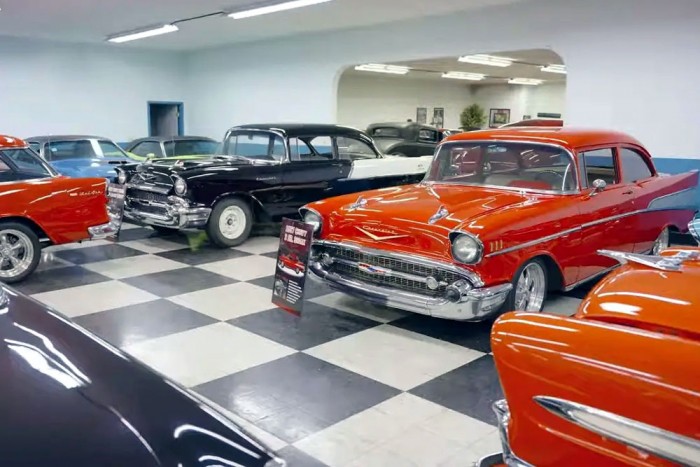 Elajándékozta 800 milliós veteránautó-gyűjteményét